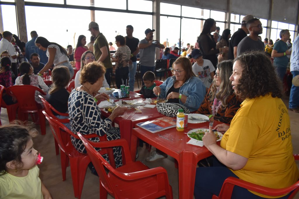 Festejos da padroeira Santa Rita de Cássia, reúne centenas de pessoas de Dourados e região