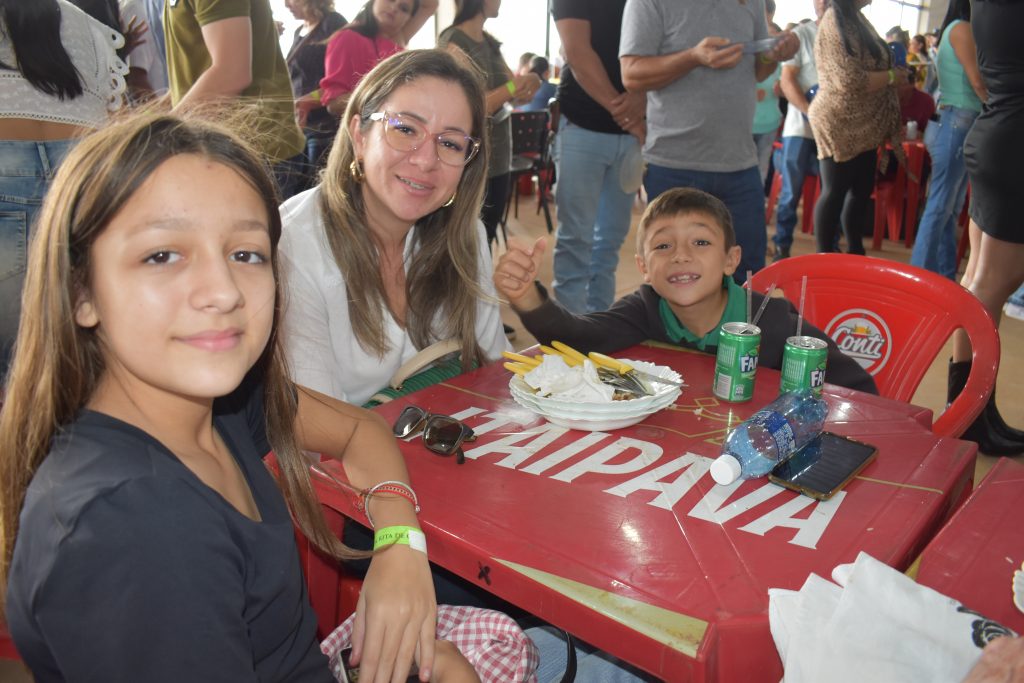 Festejos da padroeira Santa Rita de Cássia, reúne centenas de pessoas de Dourados e região