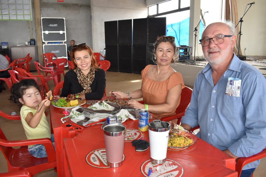 Festejos da padroeira Santa Rita de Cássia, reúne centenas de pessoas de Dourados e região