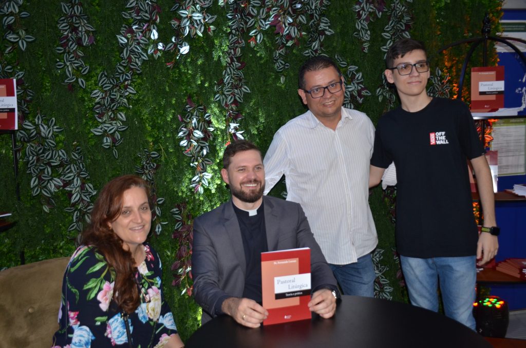Veja as fotos do lançamento do livro: Pastoral Litúrgica do Pe. Fernando Lorenz