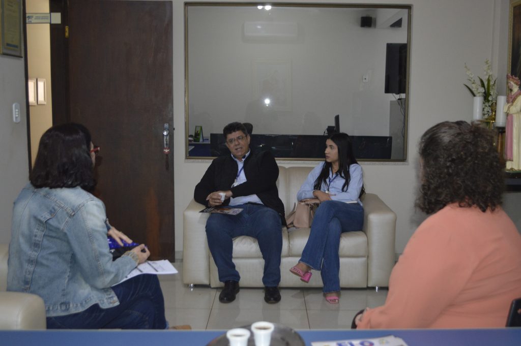 Membros da COAMO visitam Rádio Coração