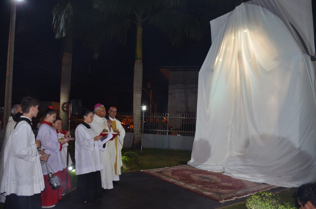 Paróquia de Dourados inaugura grandiosa imagem de Nossa Senhora Aparecida Paróquia de Dourados inaugura grandiosa imagem de Nossa Senhora Aparecida