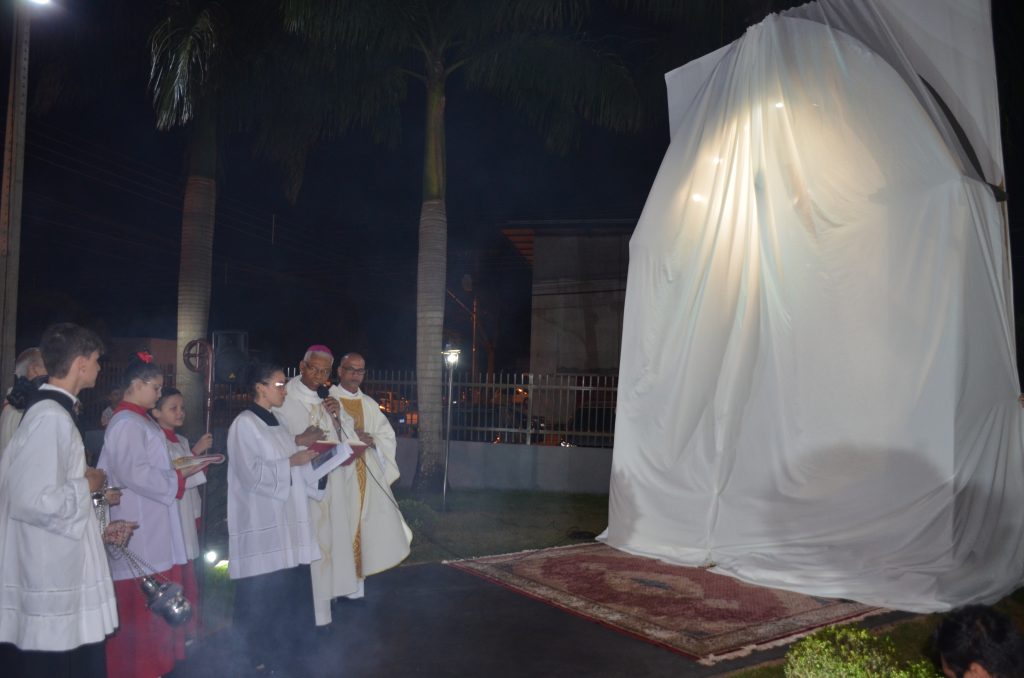 Paróquia de Dourados inaugura grandiosa imagem de Nossa Senhora Aparecida Paróquia de Dourados inaugura grandiosa imagem de Nossa Senhora Aparecida