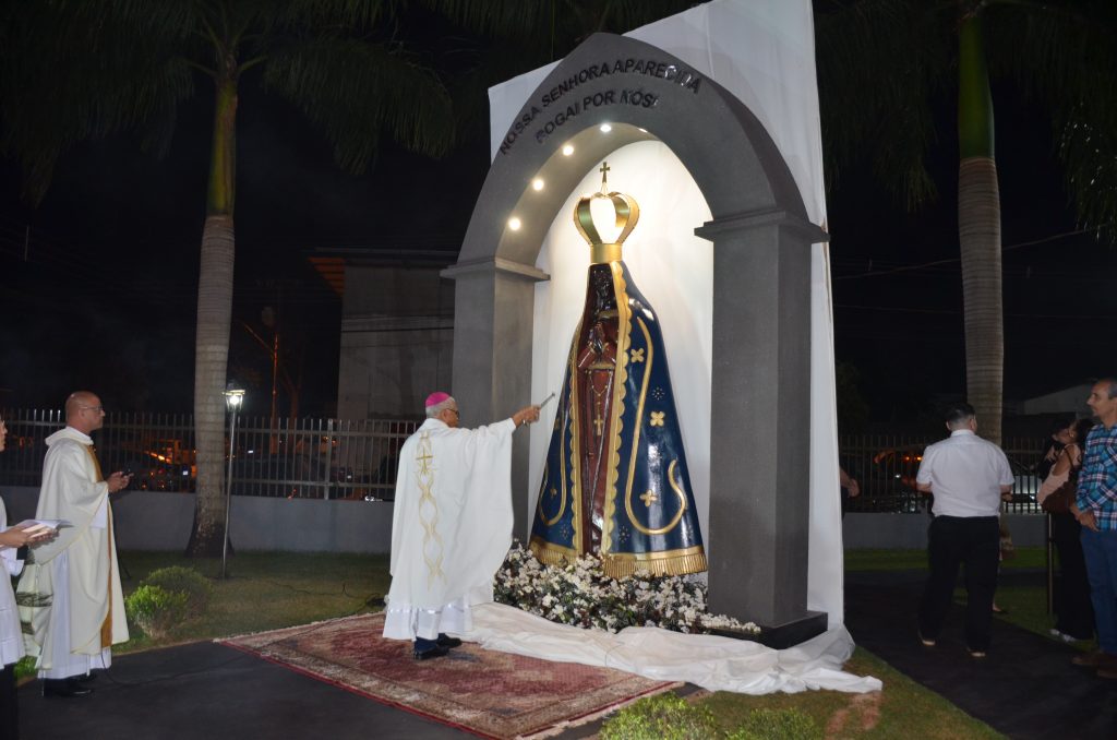 Paróquia de Dourados inaugura grandiosa imagem de Nossa Senhora Aparecida Paróquia de Dourados inaugura grandiosa imagem de Nossa Senhora Aparecida