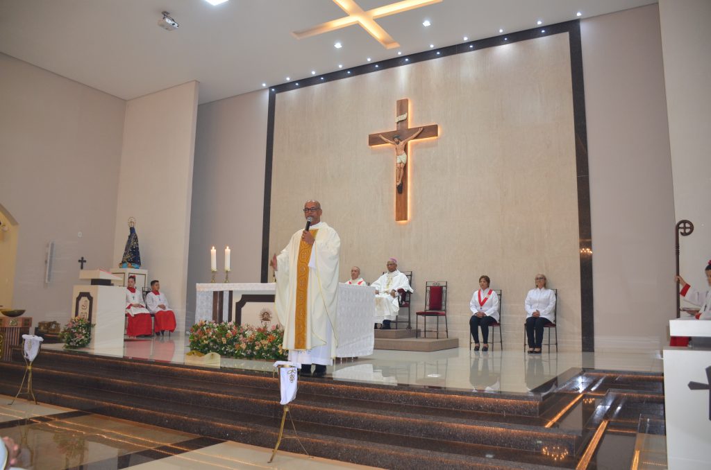 Paróquia de Dourados inaugura grandiosa imagem de Nossa Senhora Aparecida Paróquia de Dourados inaugura grandiosa imagem de Nossa Senhora Aparecida