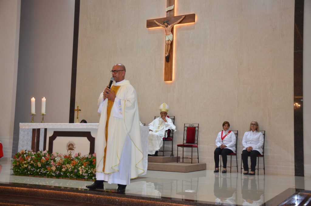 Paróquia de Dourados inaugura grandiosa imagem de Nossa Senhora Aparecida Paróquia de Dourados inaugura grandiosa imagem de Nossa Senhora Aparecida