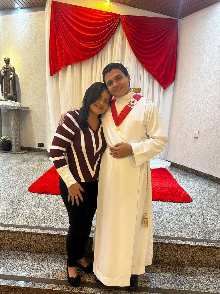 Menino que abraçou o papa há dez anos na JMJ Rio 2013 se prepara para ser padre