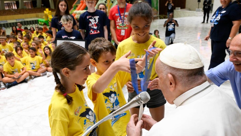 Papa Francisco conta para crianças quem são seus super-heróis Papa Francisco conta para crianças quem são seus super-heróis