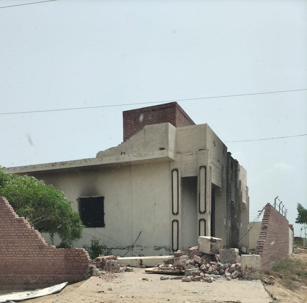 Paquistão: 21 igrejas arrasadas, 1.000 cristãos afetados. Islamistas atacam imagens de Jesus e Maria