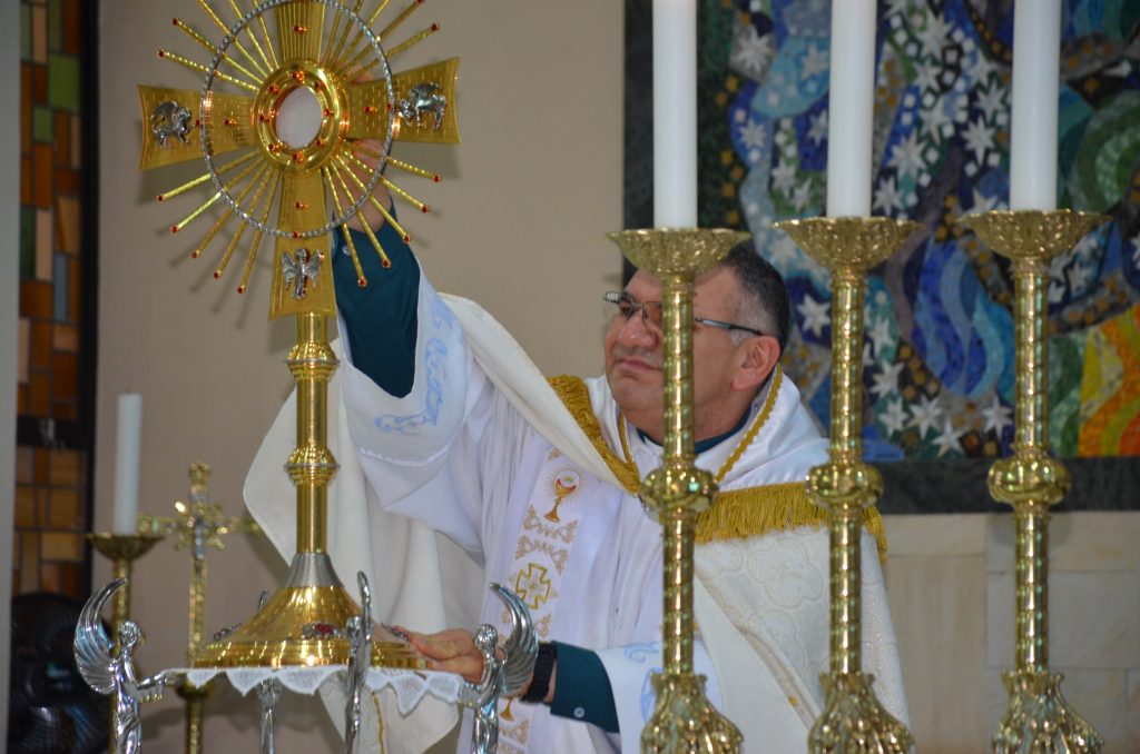 Dom Henrique preside missa de entronização da nova imagem do Sagrado Coração de Jesus