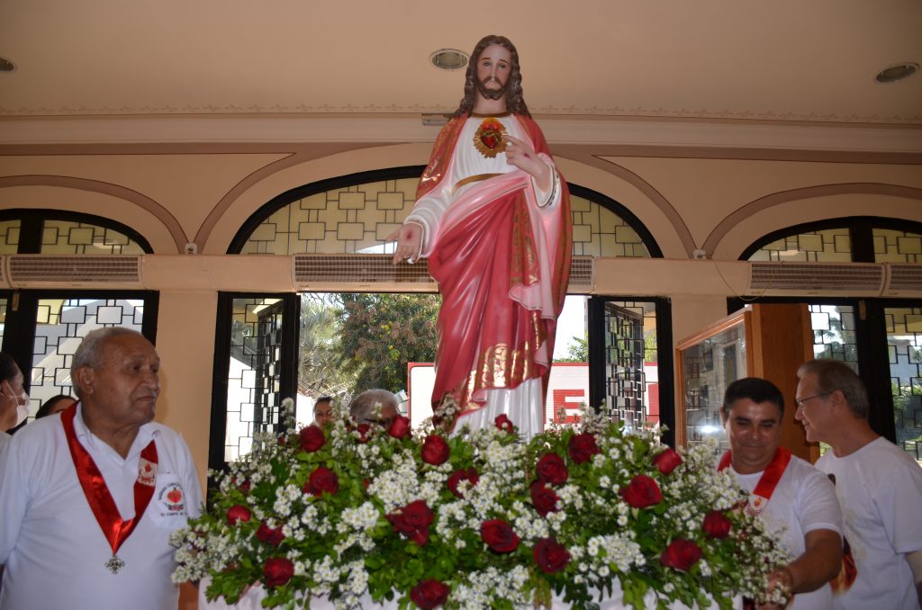 Dom Henrique preside missa de entronização da nova imagem do Sagrado Coração de Jesus