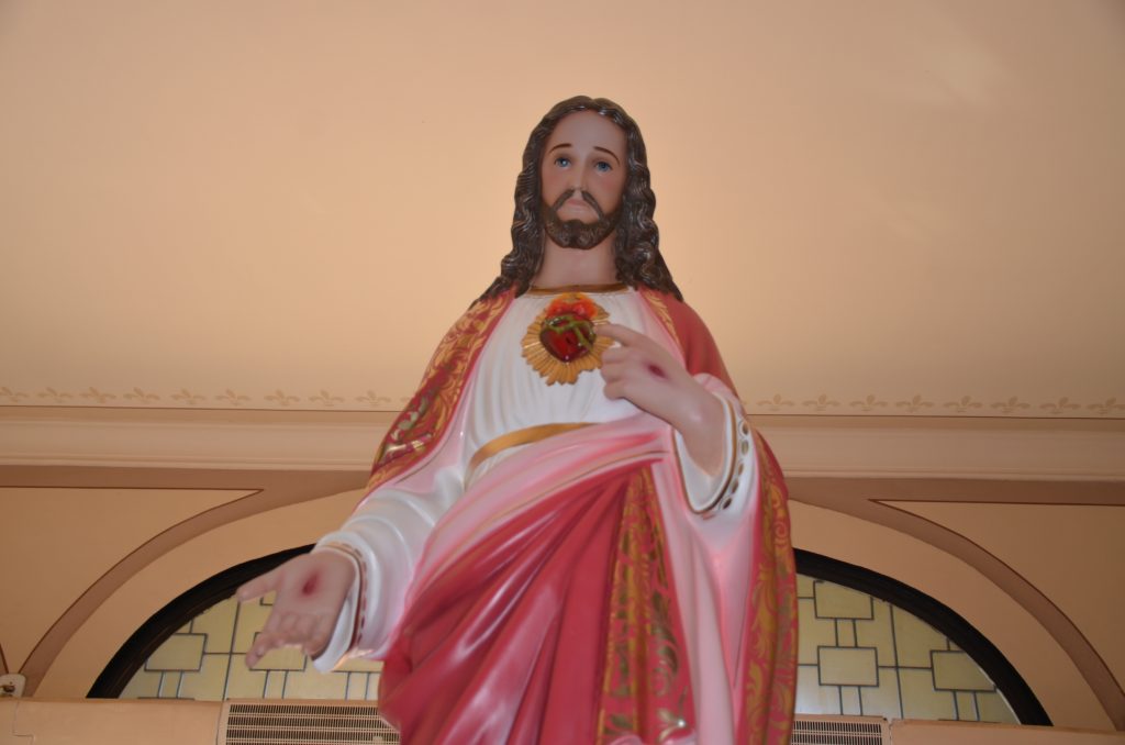 Dom Henrique preside missa de entronização da nova imagem do Sagrado Coração de Jesus