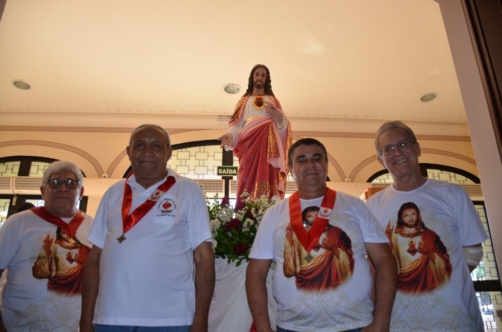 Dom Henrique preside missa de entronização da nova imagem do Sagrado Coração de Jesus