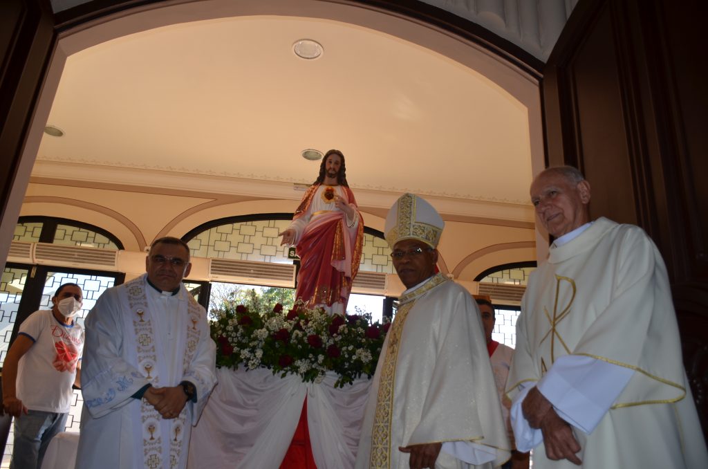 Dom Henrique preside missa de entronização da nova imagem do Sagrado Coração de Jesus