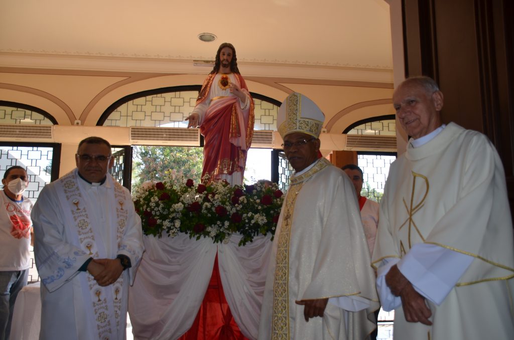 Dom Henrique preside missa de entronização da nova imagem do Sagrado Coração de Jesus