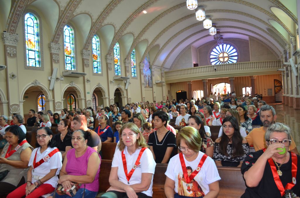 Dom Henrique preside missa de entronização da nova imagem do Sagrado Coração de Jesus