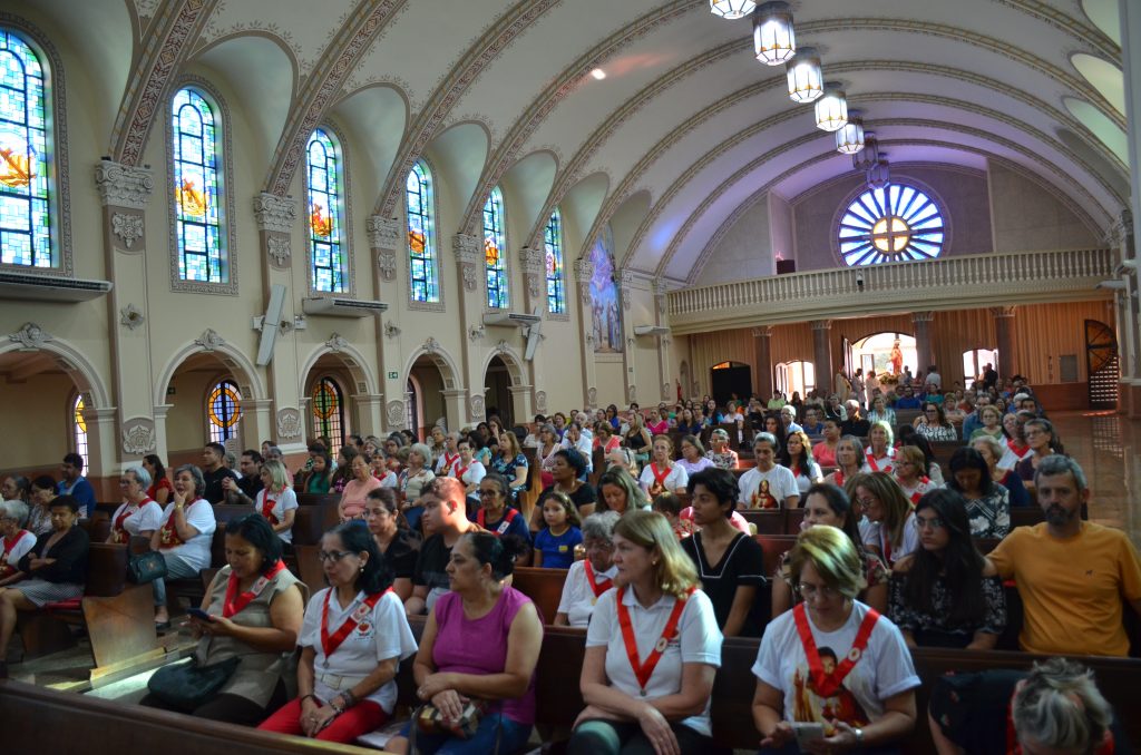 Dom Henrique preside missa de entronização da nova imagem do Sagrado Coração de Jesus