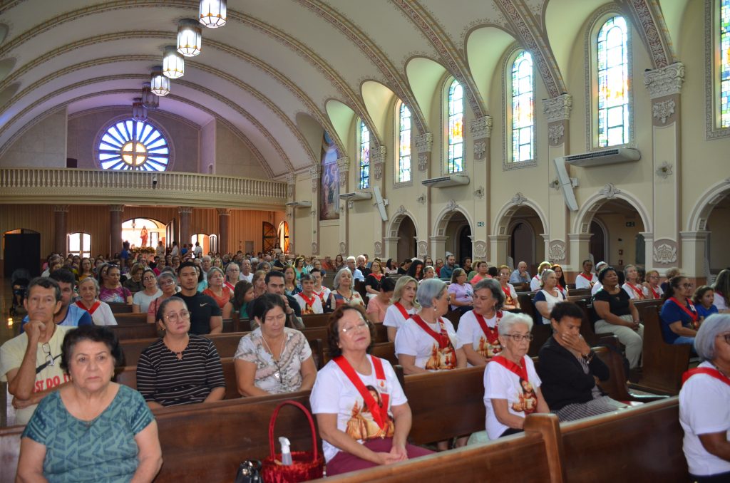 Dom Henrique preside missa de entronização da nova imagem do Sagrado Coração de Jesus