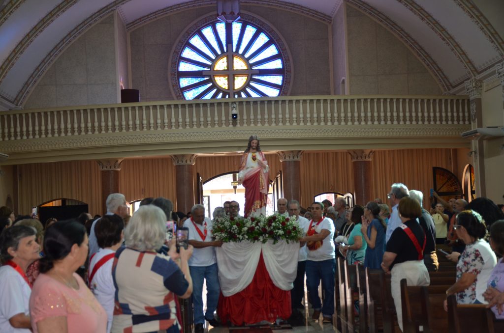 Dom Henrique preside missa de entronização da nova imagem do Sagrado Coração de Jesus
