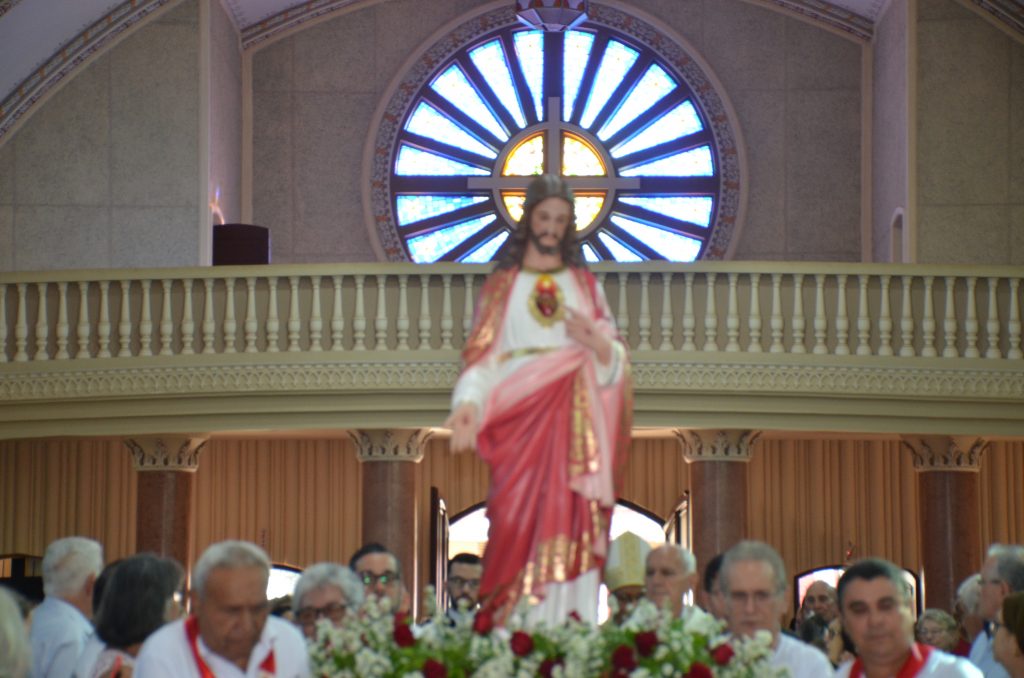 Dom Henrique preside missa de entronização da nova imagem do Sagrado Coração de Jesus