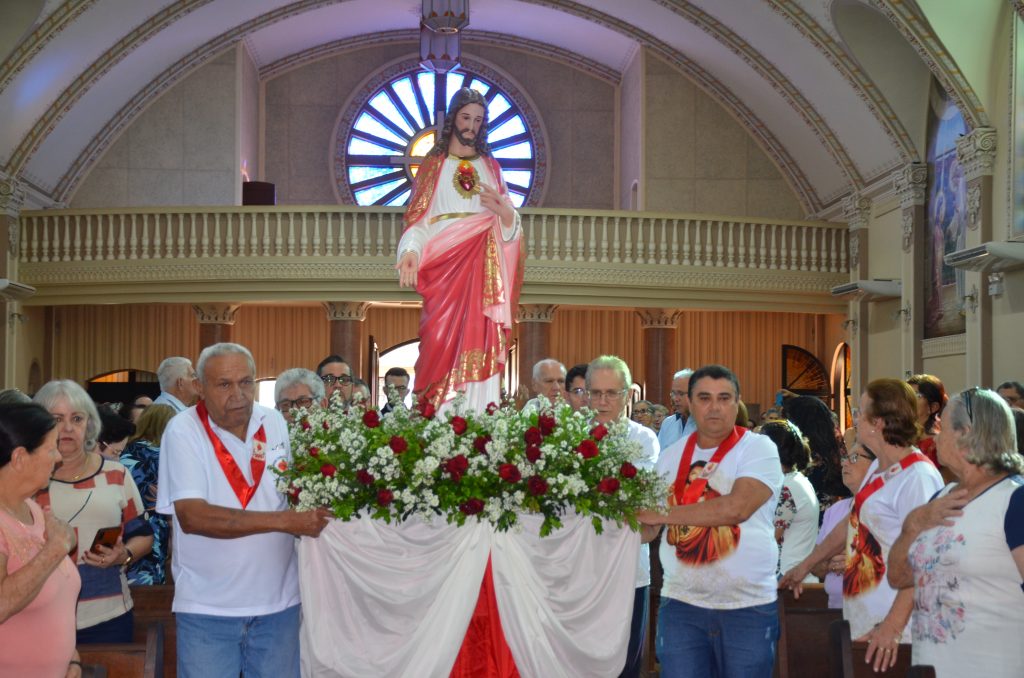 Dom Henrique preside missa de entronização da nova imagem do Sagrado Coração de Jesus