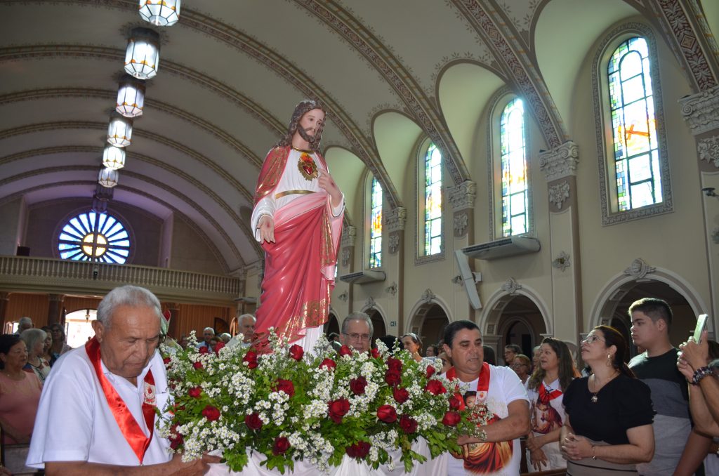Dom Henrique preside missa de entronização da nova imagem do Sagrado Coração de Jesus