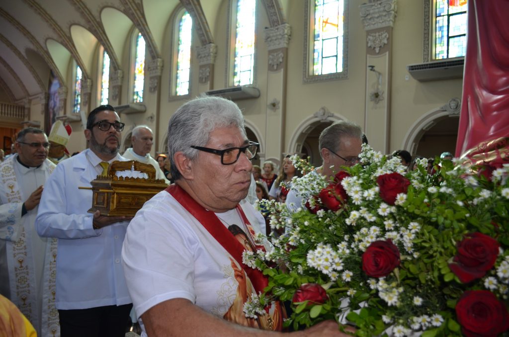 Dom Henrique preside missa de entronização da nova imagem do Sagrado Coração de Jesus