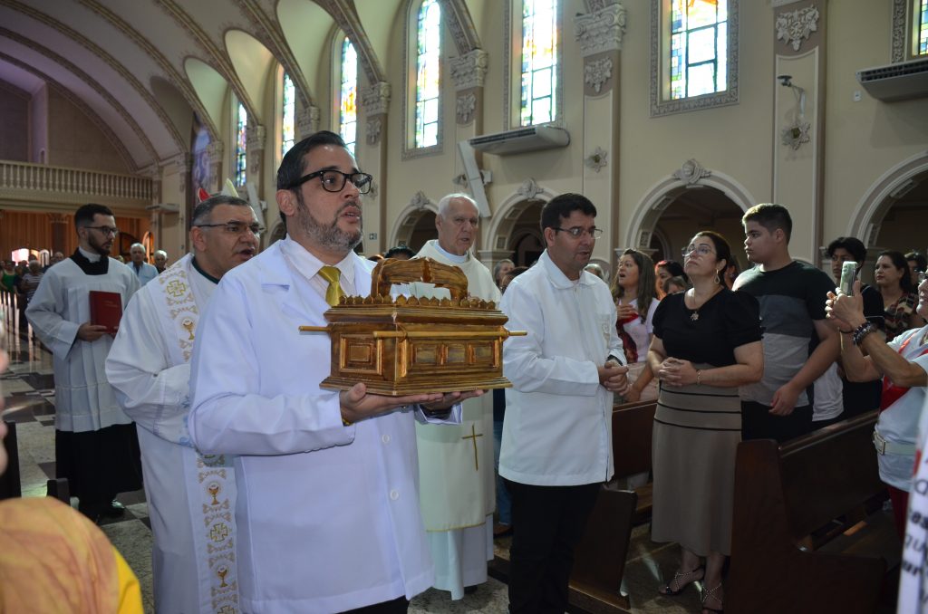 Dom Henrique preside missa de entronização da nova imagem do Sagrado Coração de Jesus