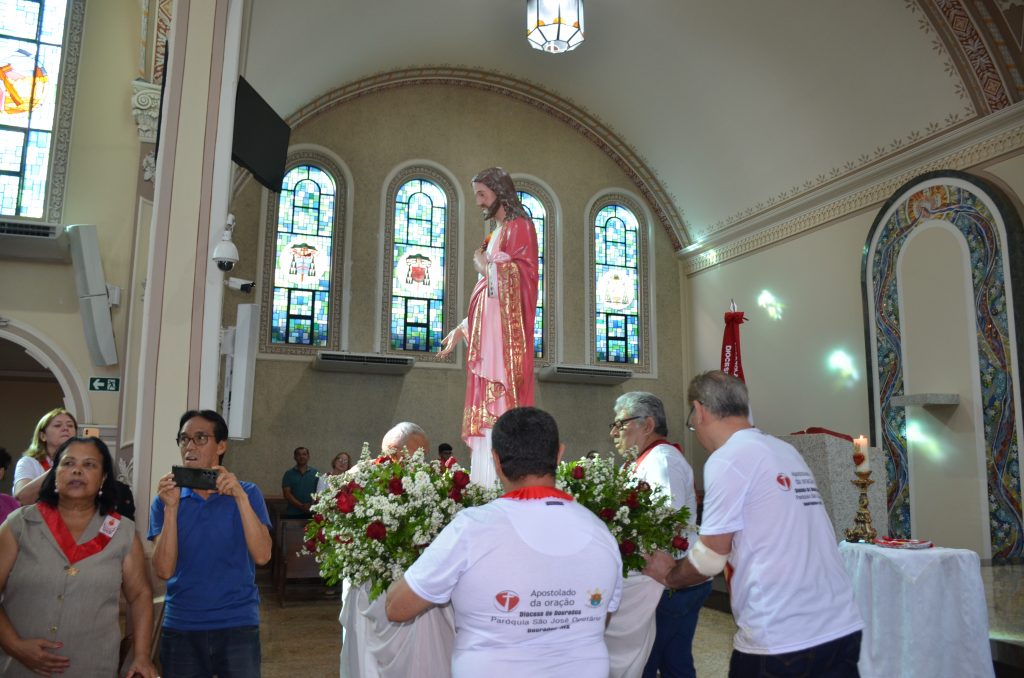Dom Henrique preside missa de entronização da nova imagem do Sagrado Coração de Jesus