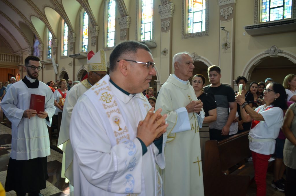 Dom Henrique preside missa de entronização da nova imagem do Sagrado Coração de Jesus