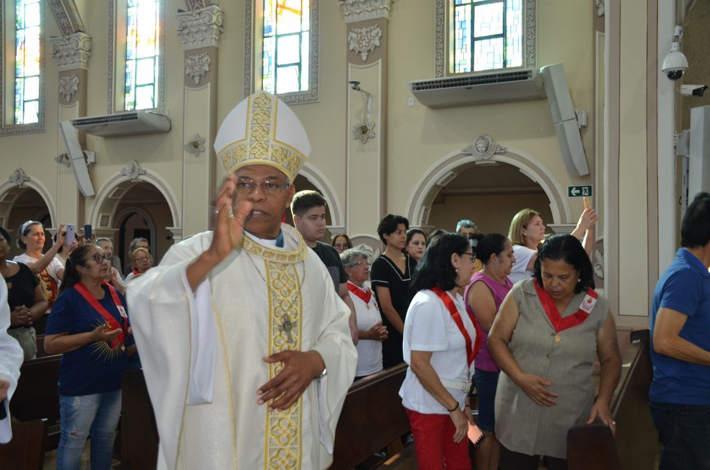 Dom Henrique preside missa de entronização da nova imagem do Sagrado Coração de Jesus