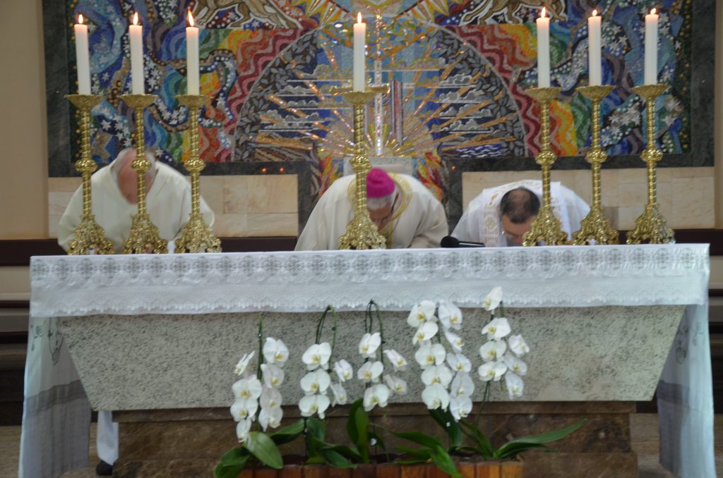 Dom Henrique preside missa de entronização da nova imagem do Sagrado Coração de Jesus