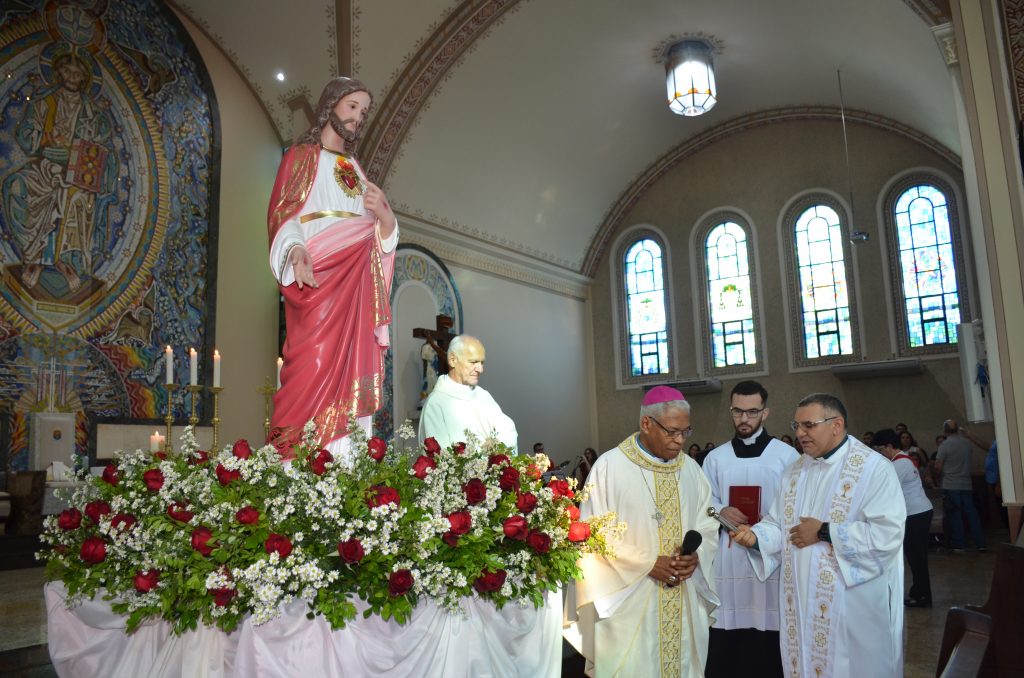 Dom Henrique preside missa de entronização da nova imagem do Sagrado Coração de Jesus