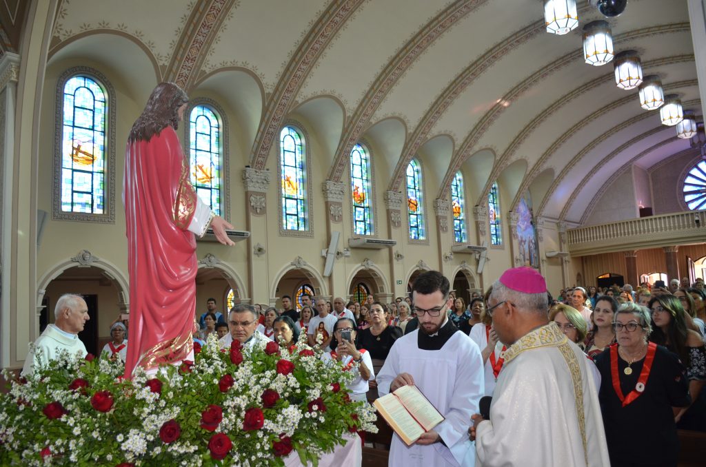 Dom Henrique preside missa de entronização da nova imagem do Sagrado Coração de Jesus