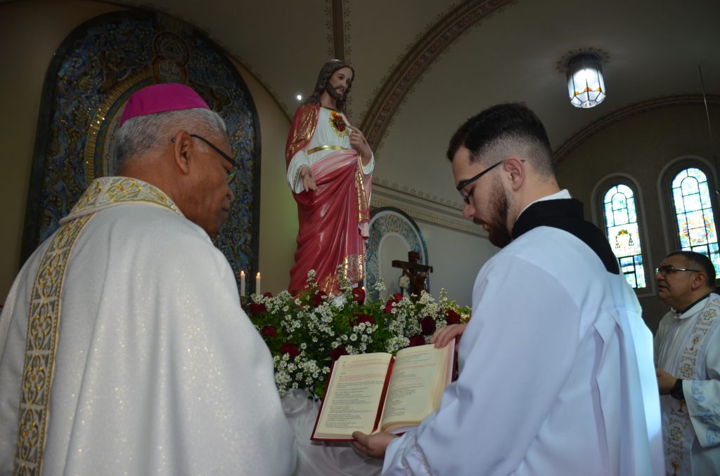 Dom Henrique preside missa de entronização da nova imagem do Sagrado Coração de Jesus