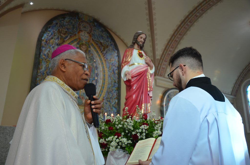 Dom Henrique preside missa de entronização da nova imagem do Sagrado Coração de Jesus