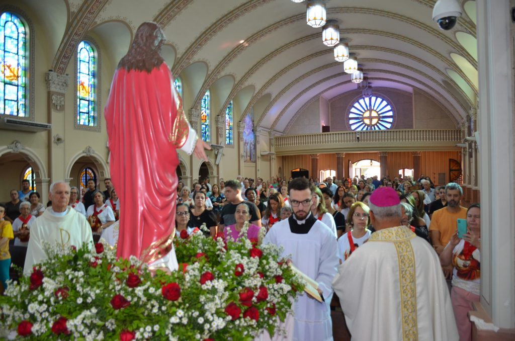 Dom Henrique preside missa de entronização da nova imagem do Sagrado Coração de Jesus