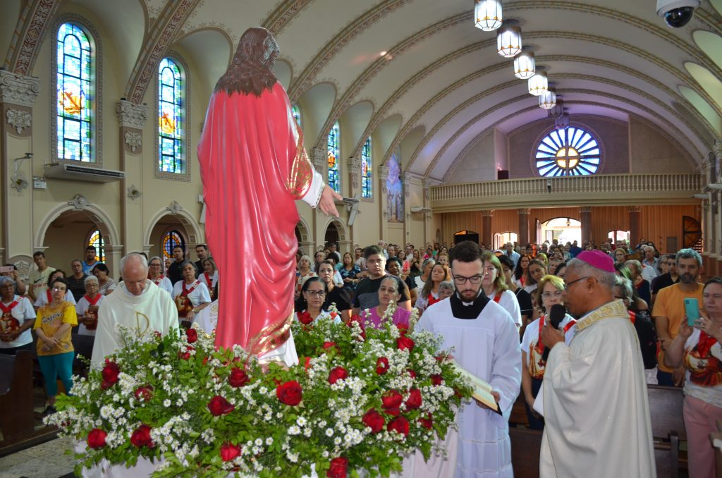 Dom Henrique preside missa de entronização da nova imagem do Sagrado Coração de Jesus