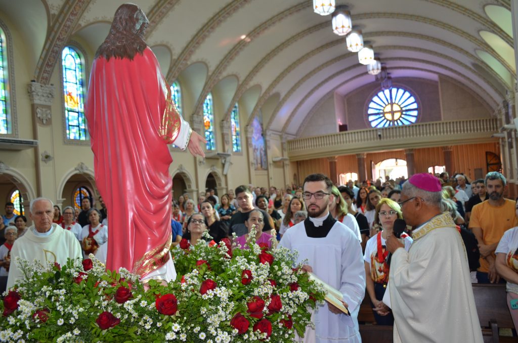 Dom Henrique preside missa de entronização da nova imagem do Sagrado Coração de Jesus