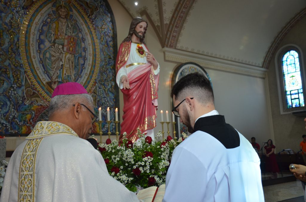 Dom Henrique preside missa de entronização da nova imagem do Sagrado Coração de Jesus