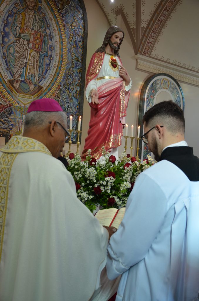 Dom Henrique preside missa de entronização da nova imagem do Sagrado Coração de Jesus