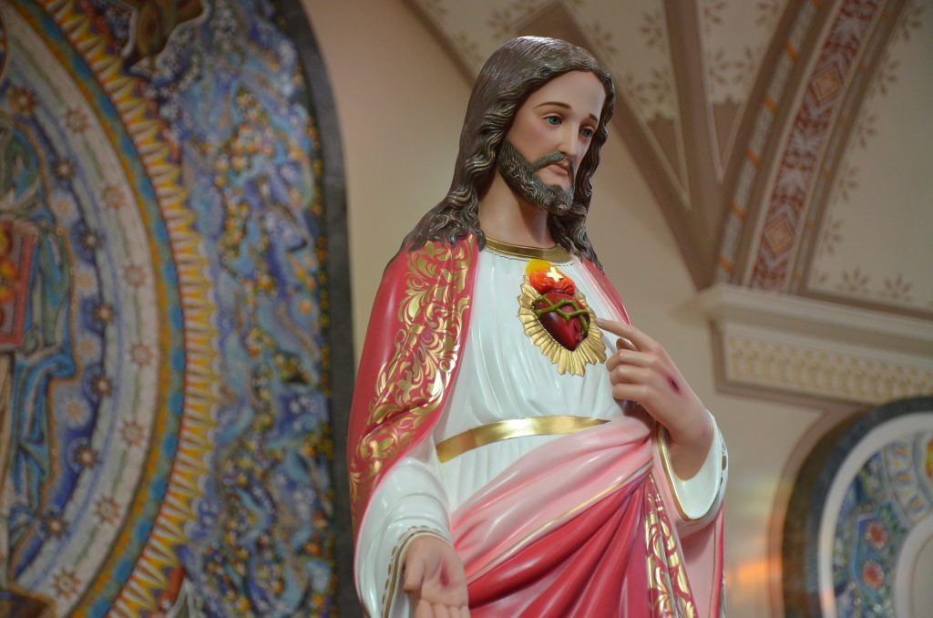 Dom Henrique preside missa de entronização da nova imagem do Sagrado Coração de Jesus