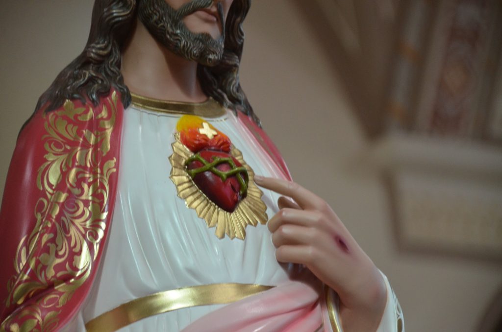 Dom Henrique preside missa de entronização da nova imagem do Sagrado Coração de Jesus