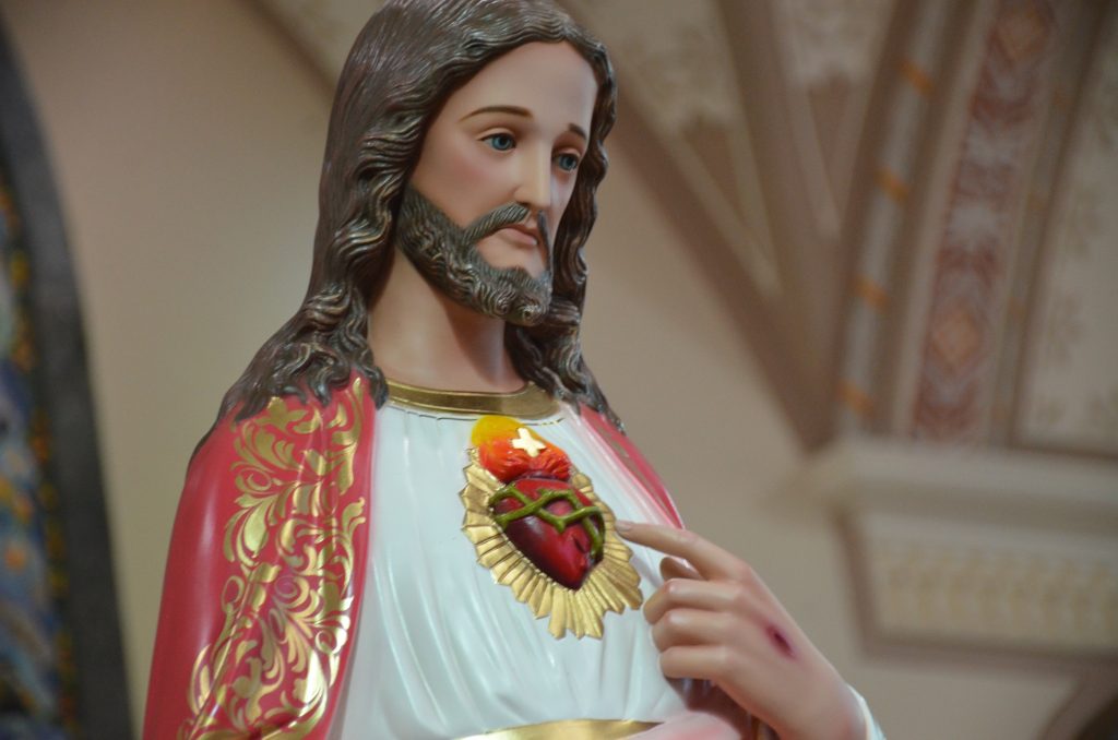 Dom Henrique preside missa de entronização da nova imagem do Sagrado Coração de Jesus