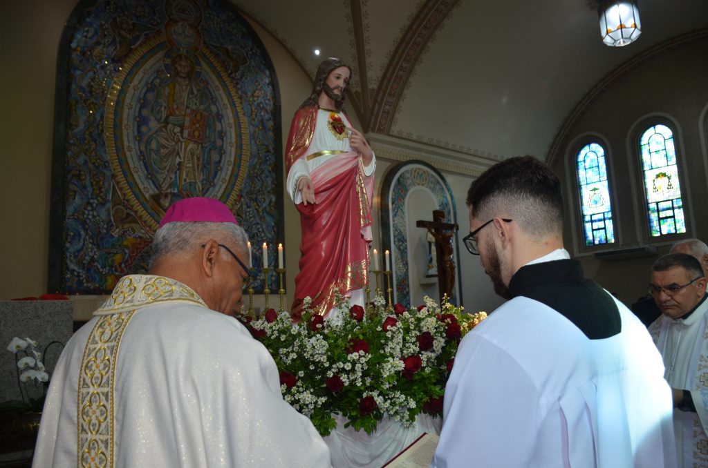Dom Henrique preside missa de entronização da nova imagem do Sagrado Coração de Jesus