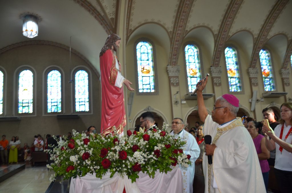 Dom Henrique preside missa de entronização da nova imagem do Sagrado Coração de Jesus