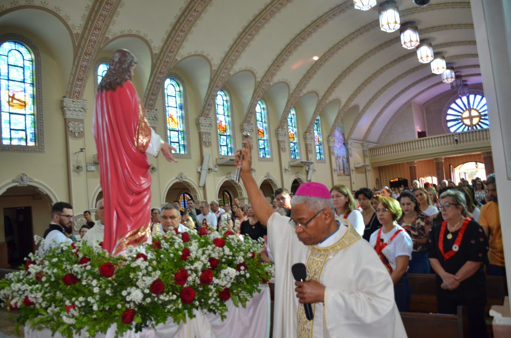 Dom Henrique preside missa de entronização da nova imagem do Sagrado Coração de Jesus