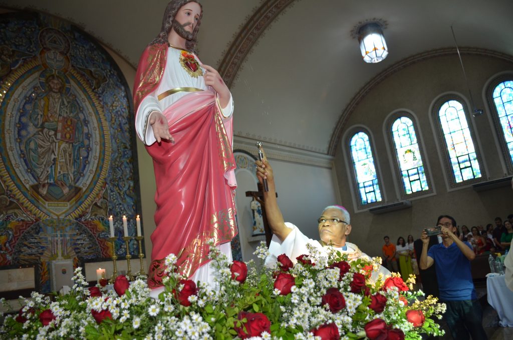 Dom Henrique preside missa de entronização da nova imagem do Sagrado Coração de Jesus