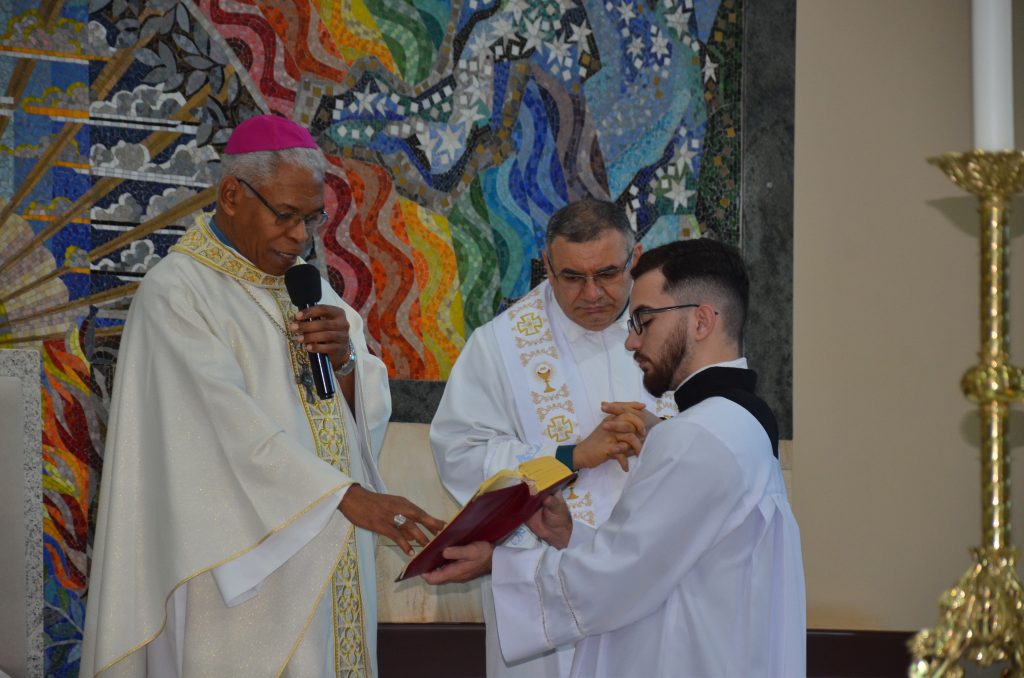 Dom Henrique preside missa de entronização da nova imagem do Sagrado Coração de Jesus