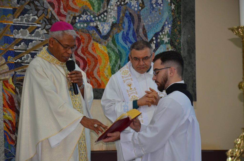 Dom Henrique preside missa de entronização da nova imagem do Sagrado Coração de Jesus